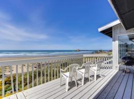 Dog-friendly oceanfront home with beach access deck-minutes from town-EV Charger, hotel in Bandon
