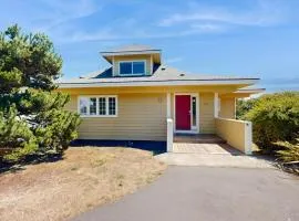 Charming home with tranquil & private deck - one block to beach