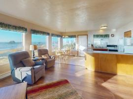 Dog-friendly cottage on the bluff with unobstructed ocean views: Bandon şehrinde bir otel