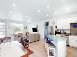 Dog-Friendly Home with WiFi Private washer&dryer Balcony and Two Living Rooms