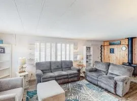 Retro-chic retreat near the beach with a fenced yard & deck & washer&dryer