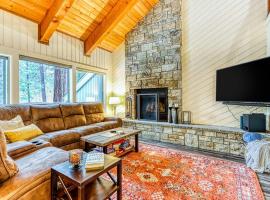 Dog-friendly home next to South Meadow pool with fireplace & washer&dryer, Hotel in Black Butte Ranch