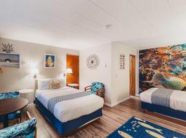 Retro beach experience with fast WiFI - walk to downtown shops & eateries, hotel em Bandon