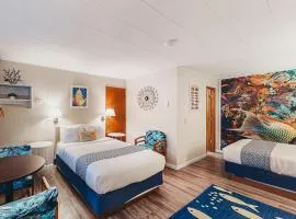 Retro beach experience with fast WiFI - walk to downtown shops & eateries