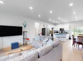 Modern Dog-Friendly Home with a Full Kitchen washer&dryer Furnished Patio