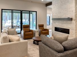 Spacious new construction home with forest views and resort amenities, hotel di Black Butte Ranch