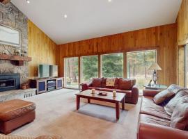 Spacious dog-friendly home with private hot tub deck basketball court & WIFI, hotel i Black Butte Ranch