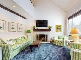 Charming Black Butte Ranch getaway on the golf course dog-friendly with AC