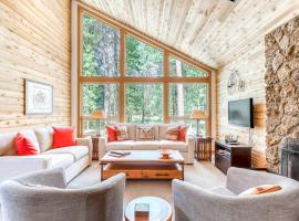 Perfect lakeside retreat near town with furnished deck & grill, hotel v destinaci Black Butte Ranch