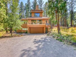 Dog-friendly home with grill deck firepit balcony & mountain view, Hotel in Black Butte Ranch