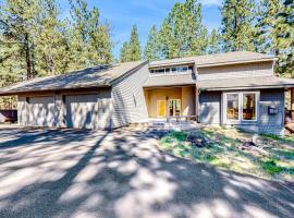 Mountain-view ranch house with fireplace W&D central AC & bikes - dog-friendly, Hotel in Black Butte Ranch