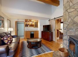 Secluded delight with pools private hot tub & central AC, Hotel in Black Butte Ranch