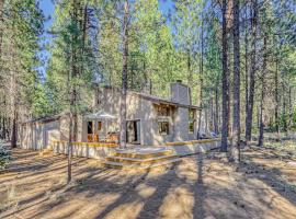 Dreamy mountain escape with hot tub pools golf gym & grill, Hotel in Black Butte Ranch