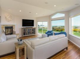 Luxe oceanfront home with decks grill fireplace gourmet kitchen & fast WiFi, hotel in Bandon