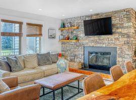 Dog-friendly second floor condo with pool & hot tub access & wood fireplace, hotel sa Bend