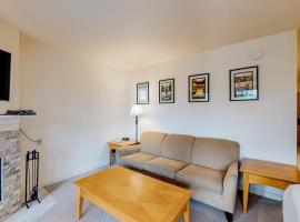Cozy mountain studio near skiing & town with fast WiFi shared pools & patio, khách sạn ở Bend