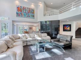 Stylish & secluded home with a washer&dryer fireplace & resort amenity access, Hotel in Black Butte Ranch