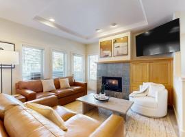 Charming dog-friendly retreat near skiing & golf with views & fireplace, khách sạn ở Bend