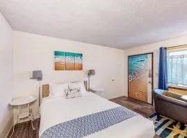 Retro beach experience with fast WiFI - walk to downtown shops & eateries