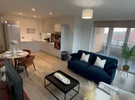 Modern 2 Bed, Ideal for Work Stays, minutes from Heathrow & Free Parking