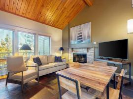 Cozy condo with loft & fireplace AC shared hot tubs pools fitness center, hotel v destinaci Bend