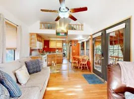 Peaceful dog-friendly cabin on the coast with great deck views