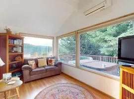 Peaceful dog-friendly cabin on the coast with great deck views