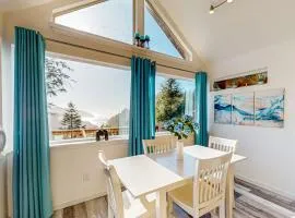 Gorgeous dog-friendly coastal escape with patio & amazing views!