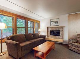 Studio condo with access to shared pools hot tubs close to Mt Bachelor, hotel v destinaci Bend