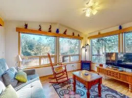 Dog-friendly cabin near the beach with expansive furnished deck & lovely views