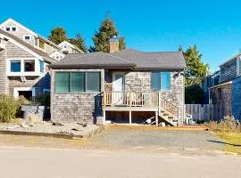 Charming oceanfront cottage with WiFi & easy beach access