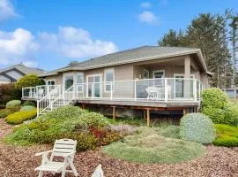 Oceanfront home with outdoor dining WIFI fireplace gas grill washer & dryer