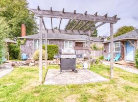 Serene Dog-Friendly Cottage - Blocks to Beach & Downtown, Hotel in Cannon Beach