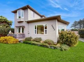 Charming home with WiFi deck & grill - 1 block to the beach