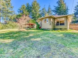 Delightful home near the beach with private deck firepit