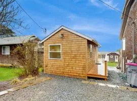 Dog-friendly comfy cabin only two blocks from the beach