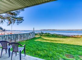 Cute Waterfront Cottage with Private washer&dryer & Wonderful Views of the Bay โรงแรมในคูสเบย์