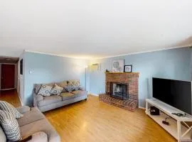 Cute cozy home with fenced backyard & grill - close to heart of Eugene