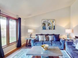 Well-stocked and centrally located home with patio & enclosed yard, hotel em Eugene