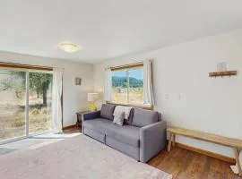 Inviting dog-friendly studio with gas grill Wi-Fi and washer&dryer