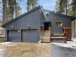 Spacious family friendly home with fireplace full kitchen deck grill & WIFI, hotel i Black Butte Ranch