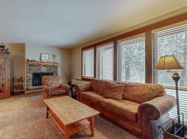 Charming condo with serene views access to resort amenities WiFi and patio, hotel em Bend