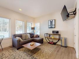 Adorable Bend townhome with ideal location kitchenette & central AC, hotel v destinácii Bend