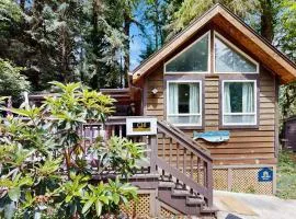 Charming cottage near Whaleshead Beach 4-person private hot tub deck & grill