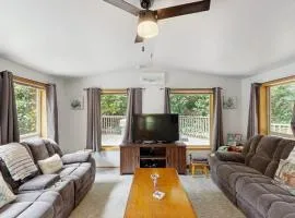 Charming cottage near Whaleshead Beach 4-person private hot tub deck & grill