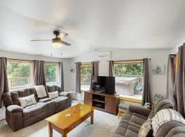 Charming cottage near Whaleshead Beach 4-person private hot tub deck & grill
