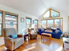 Dog-friendly cabin withprivate hot tub large deck & beautiful ocean mountain view