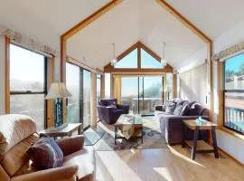 Tranquil dog-friendly coastal escape with private hot tub patio & nature views