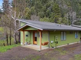 Newly Built Dog-Friendly Colorful Creekside Home - One Mile to the Ocean