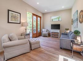 Newly Built Dog-Friendly Colorful Creekside Home - One Mile to the Ocean, khách sạn ở Gold Beach